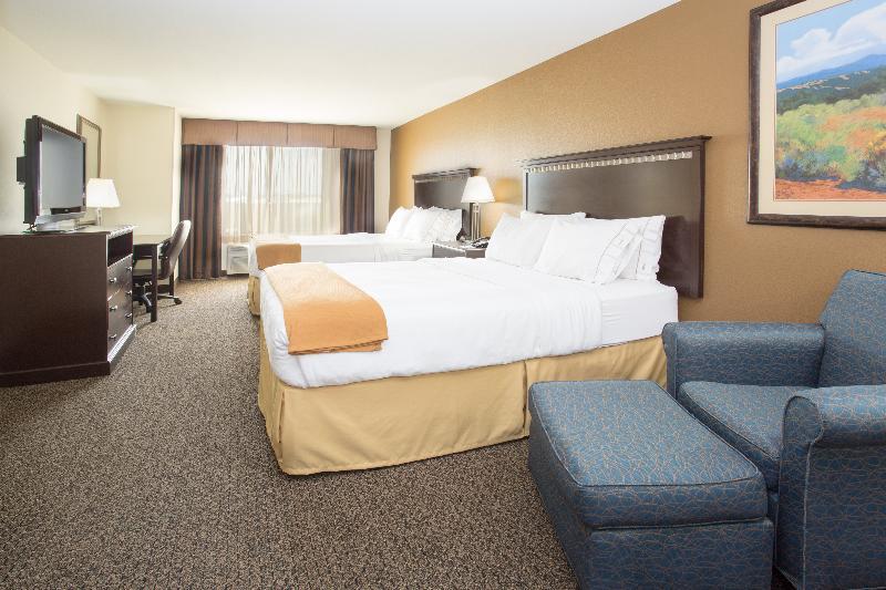 Holiday Inn Express & Suites Pueblo By Ihg Exterior foto